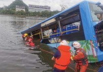 高考大巴沖進水庫原因 安順公交車墜湖事件視頻最新